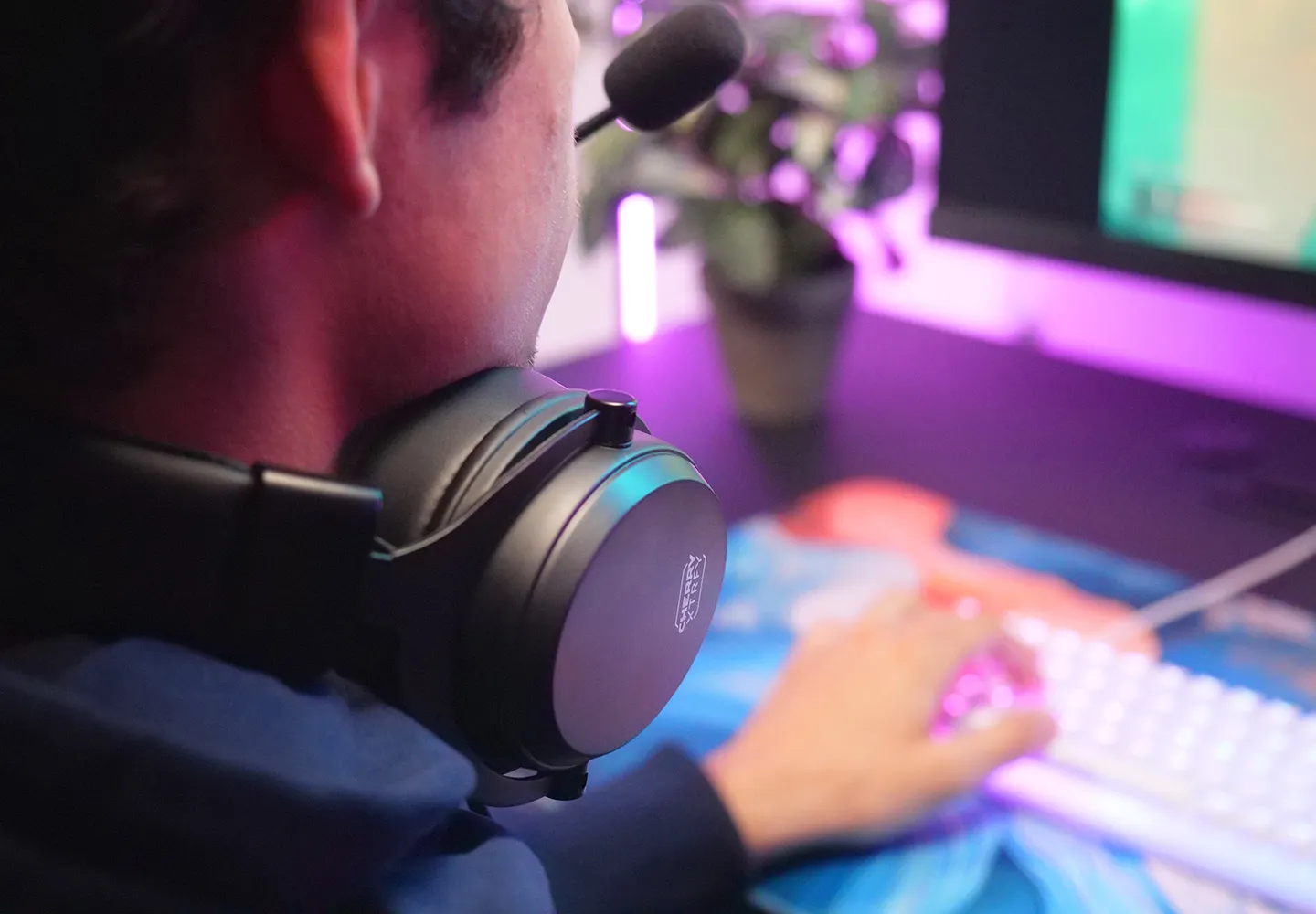 Gamer seen using the H3 wireless