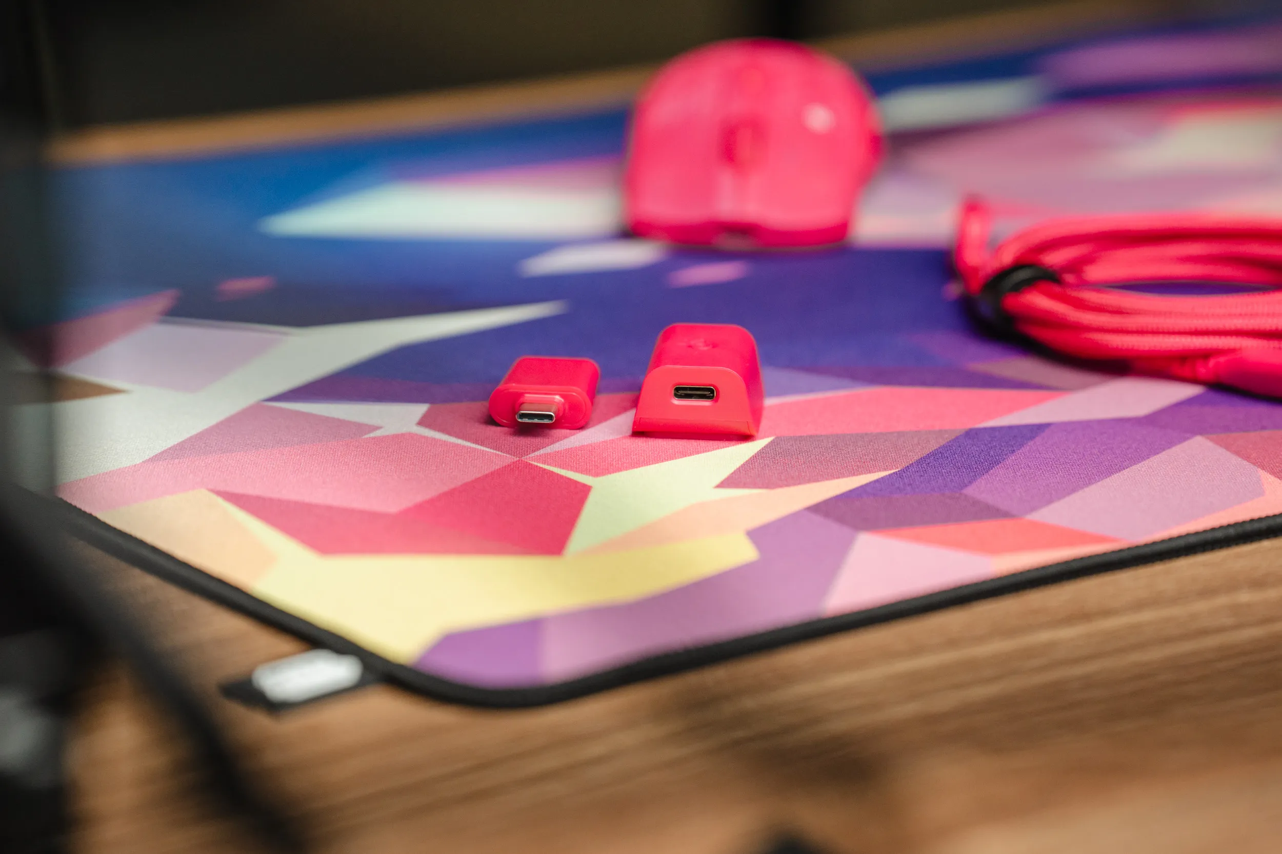 The extender and 2.4 GHz receiver for the Aerox 3 Wireless Gen 2 on the mousepad