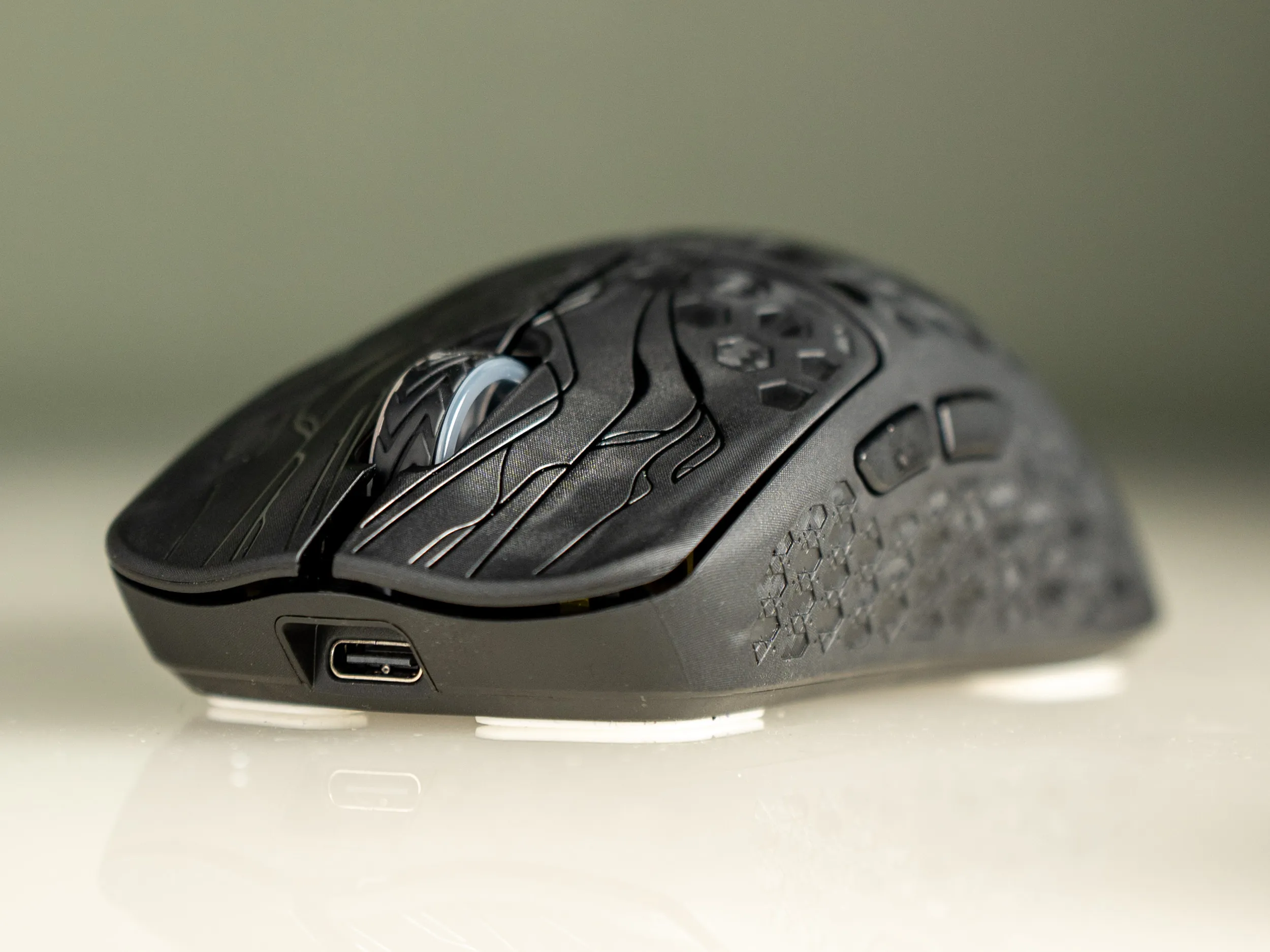 Close-up of the Keychron G5 from the side, where the lines in the surface texture are visible on the shell