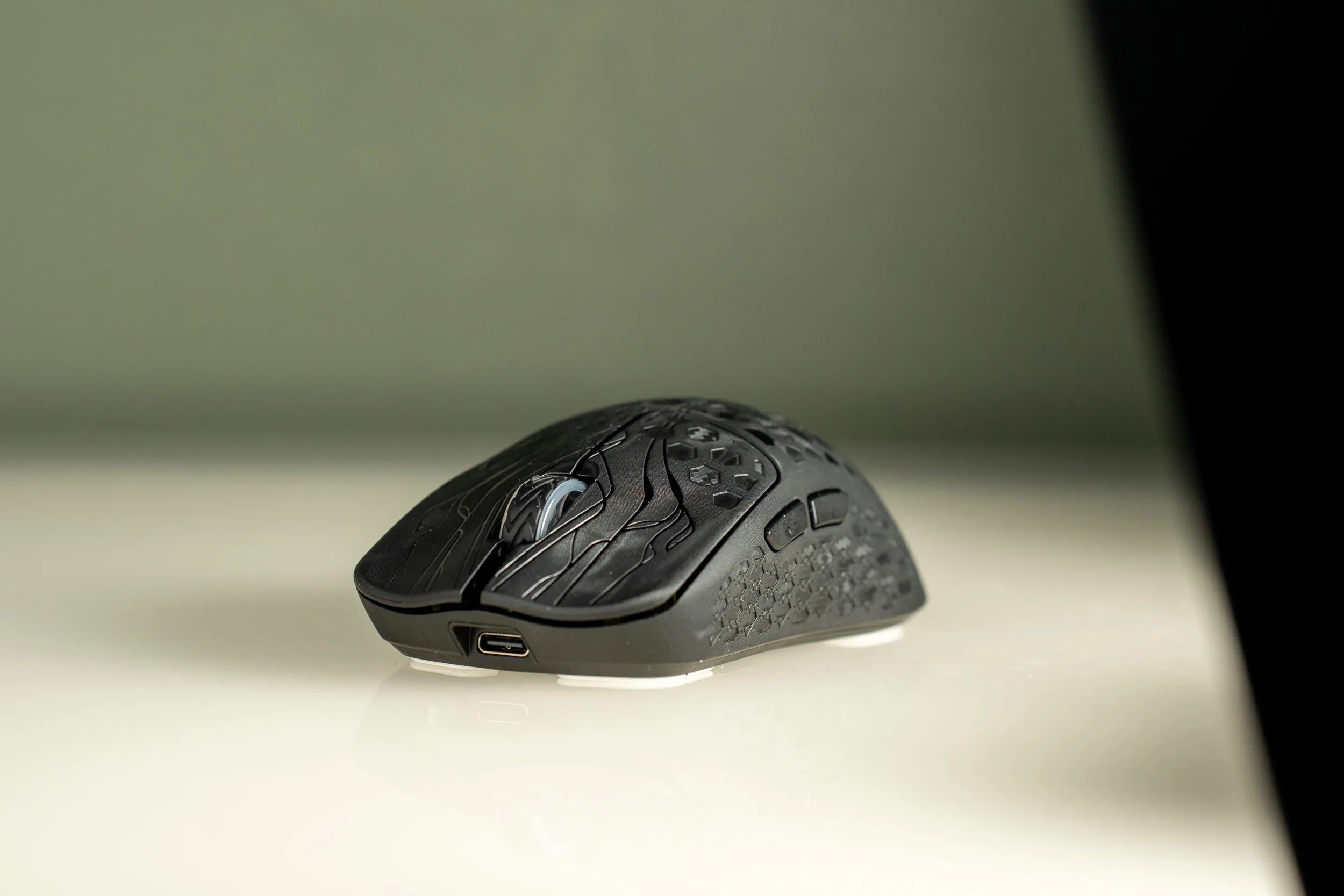The Keychron G5 from the side, with the hexagon pattern in the shell and the USB-C port up front