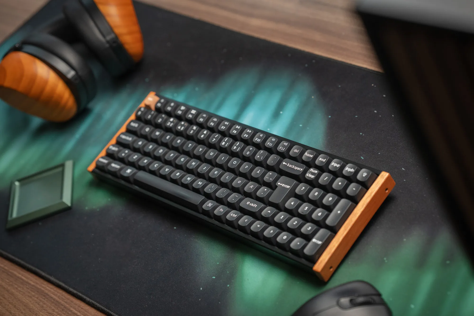 The K4 HE SE on a desk