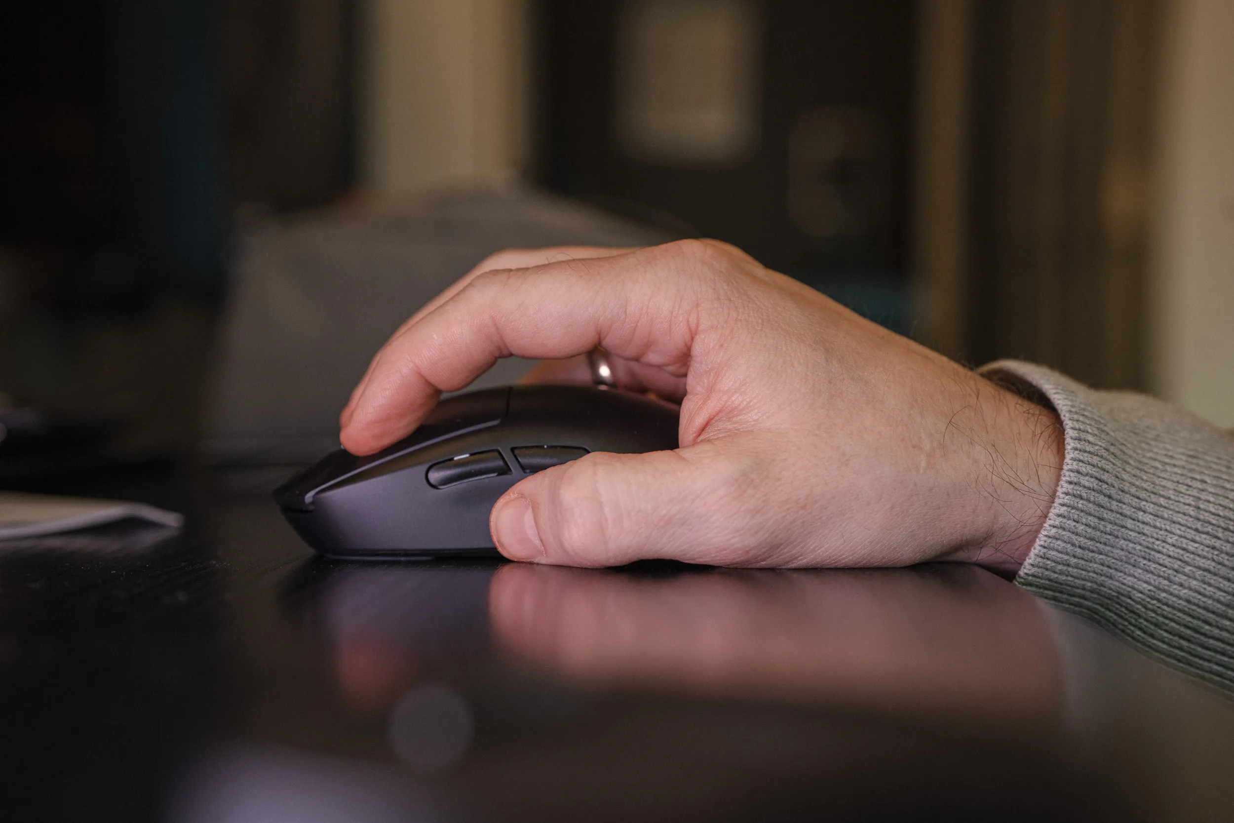 Hand on the Logitech G Pro X Superlight 2 seen from the side, with the thumb at the side buttons