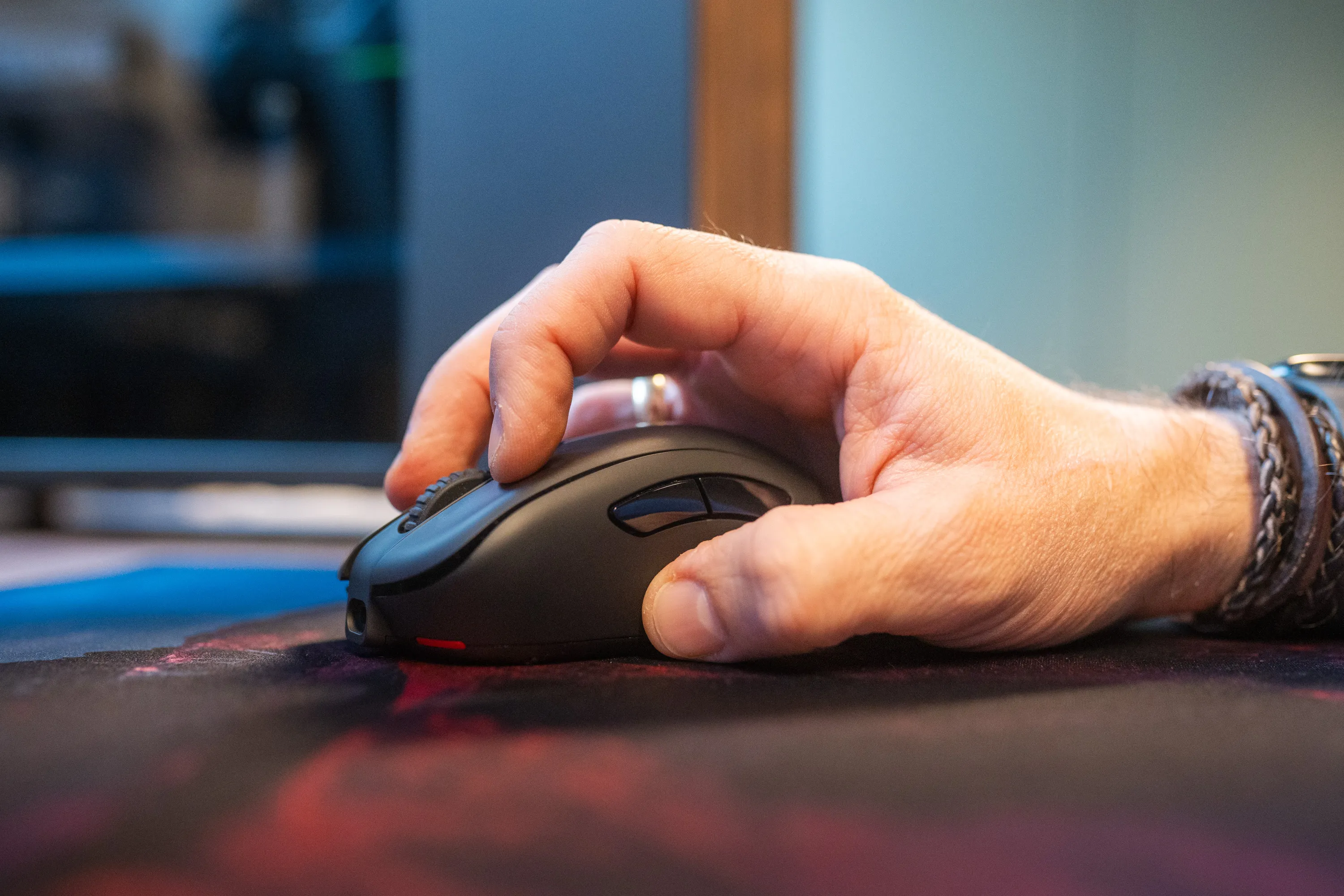 Zowie EC2-CW seen in right hand