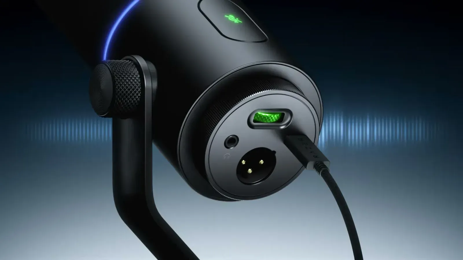 The underside of the Razer Seiren V3 Pro with gain indicator, XLR connector, USB-C and headphone output