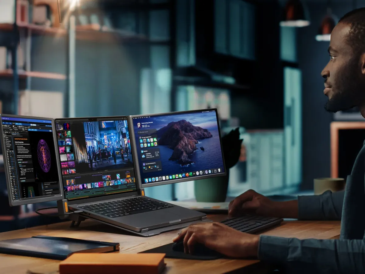 A quad monitor setup, in your backpack?