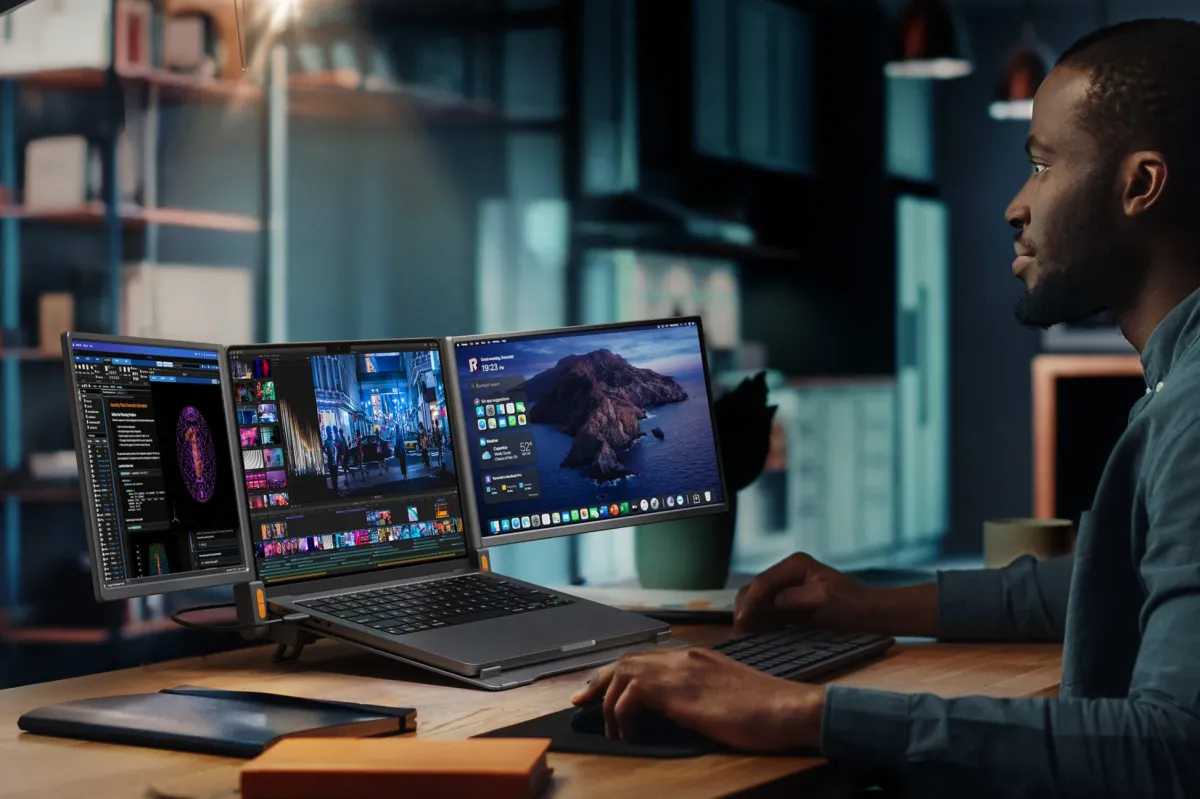 A quad monitor setup, in your backpack?