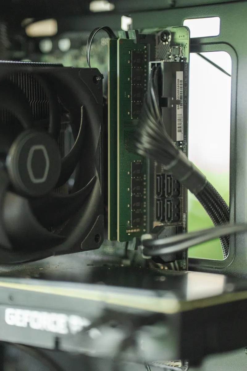 Inside the Phanteks case: a Cooler Master air cooler, a stick of DDR4, the SATA ports and the RTX 2080 Ti below